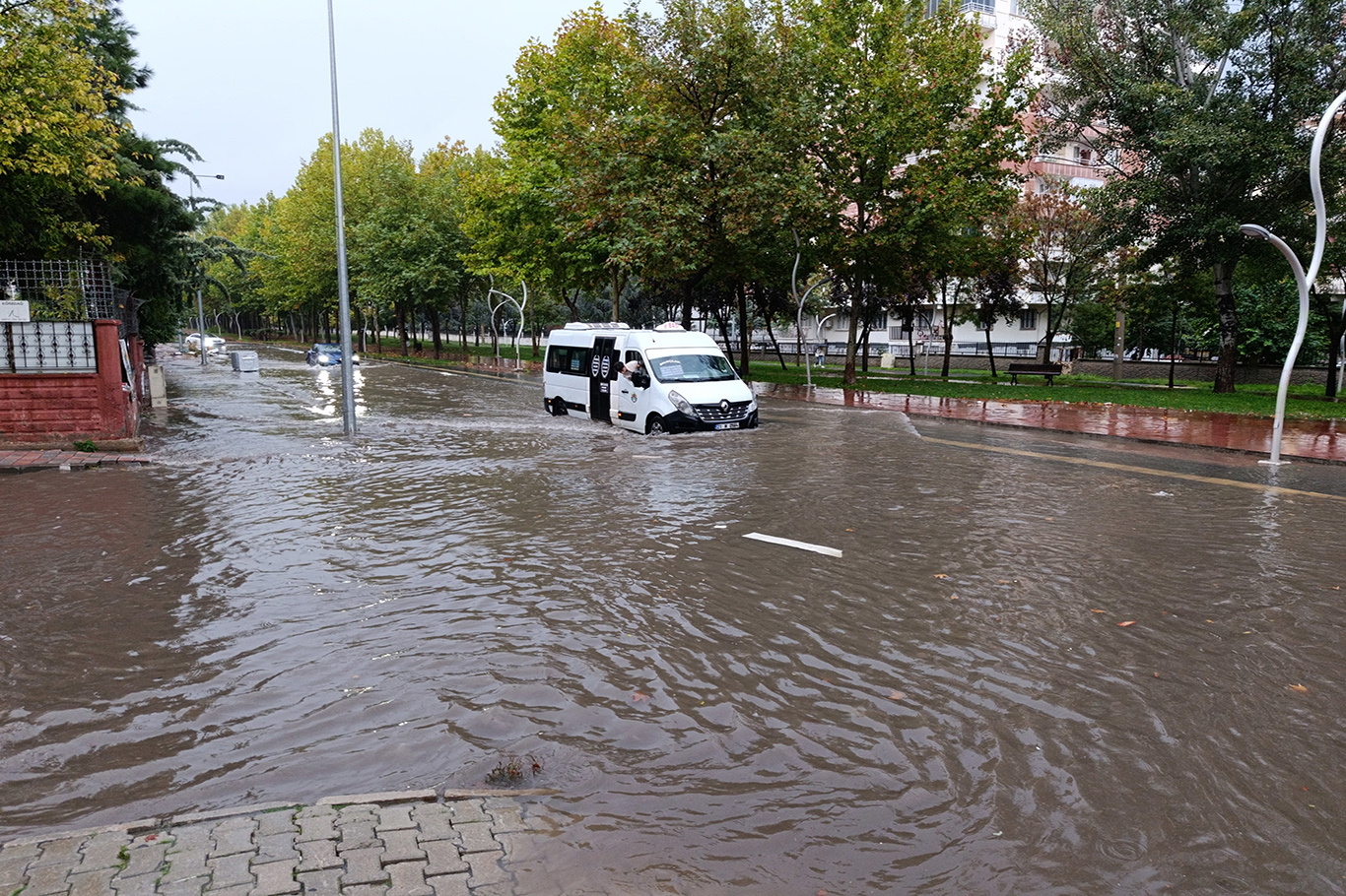 Meteoroloji uyardı, önlem alınmadı: Diyarbakır’da yollar göle döndü