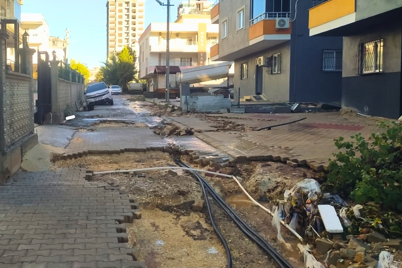 Mersin'de selin ardından yollar çöktü, sokaklar çamur deryasına döndü