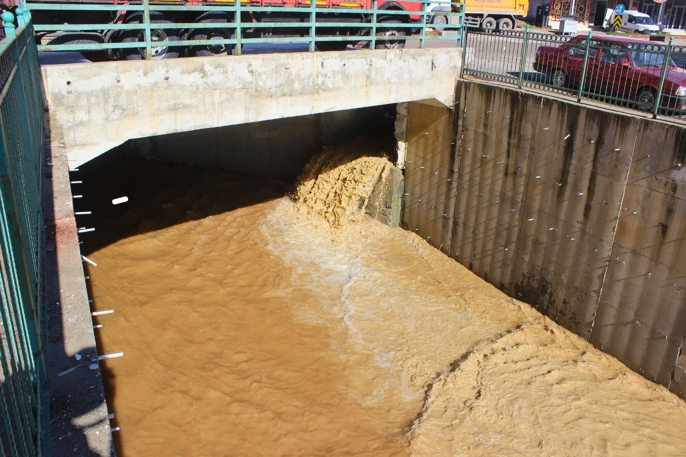 Mersin'de selin ardından yollar çöktü, sokaklar çamur deryasına döndü