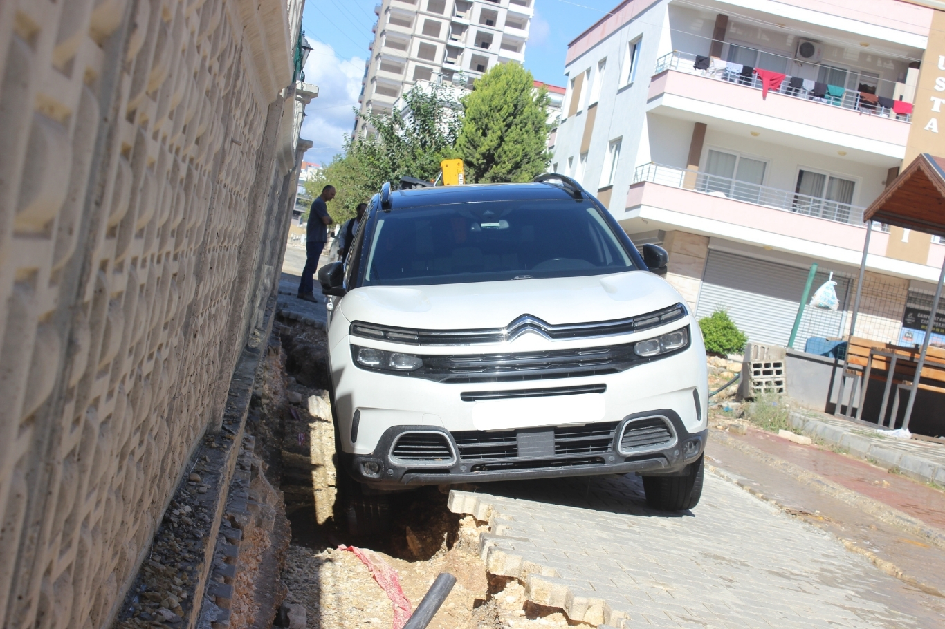 Mersin'de selin ardından yollar çöktü, sokaklar çamur deryasına döndü