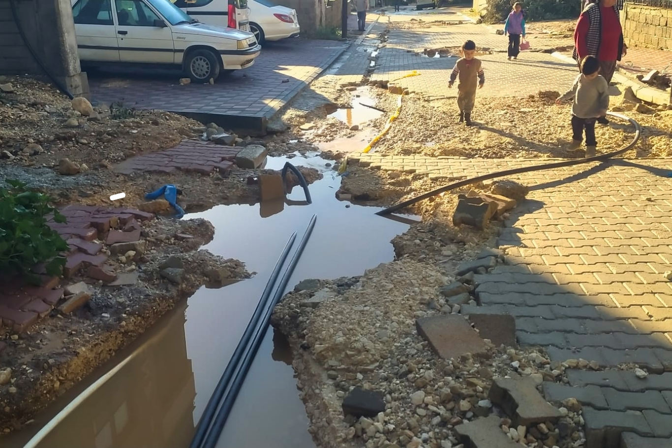 Mersin'de selin ardından yollar çöktü, sokaklar çamur deryasına döndü