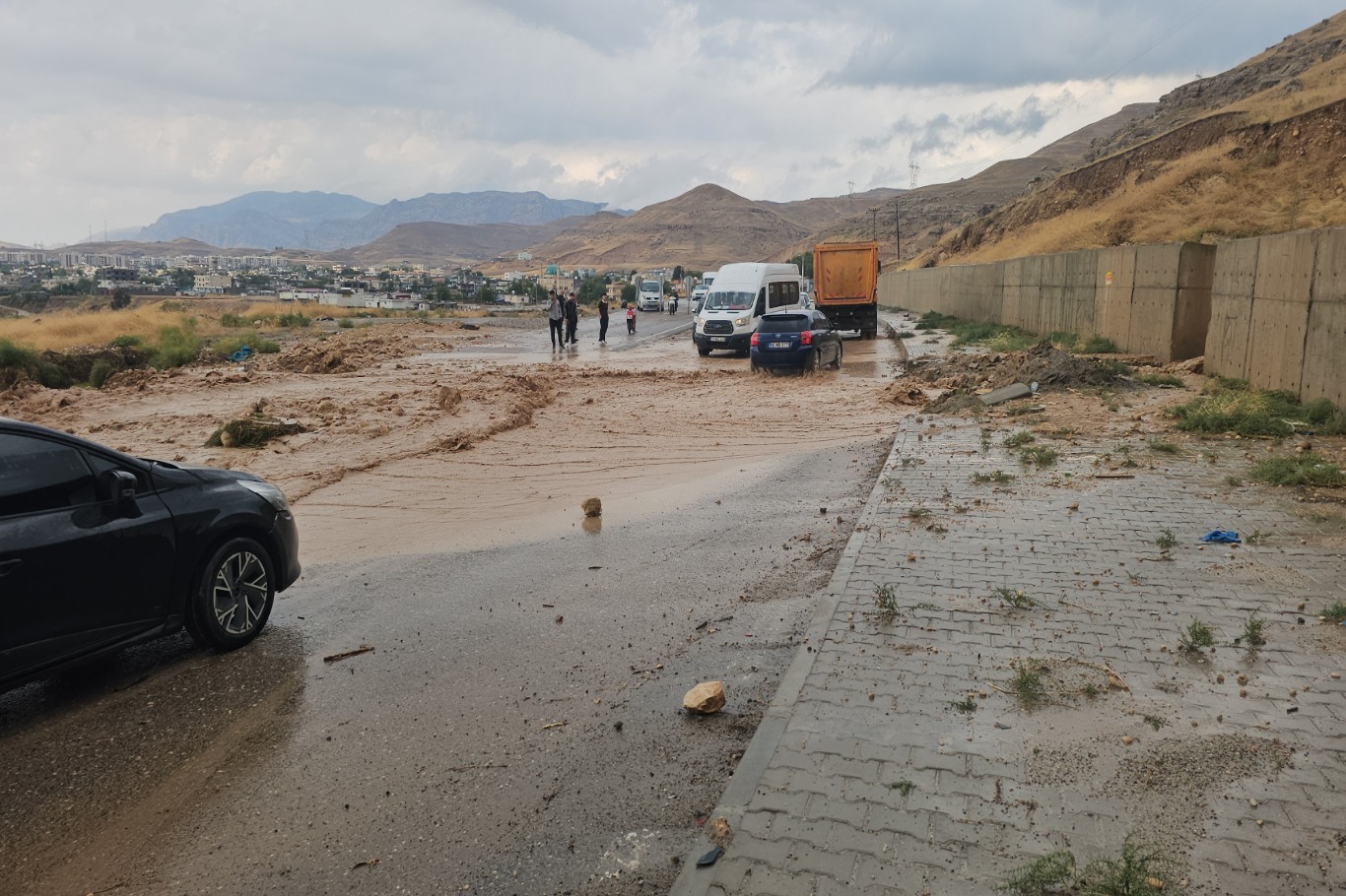 Cizre’de sağanak sele dönüştü, yollar göle döndü