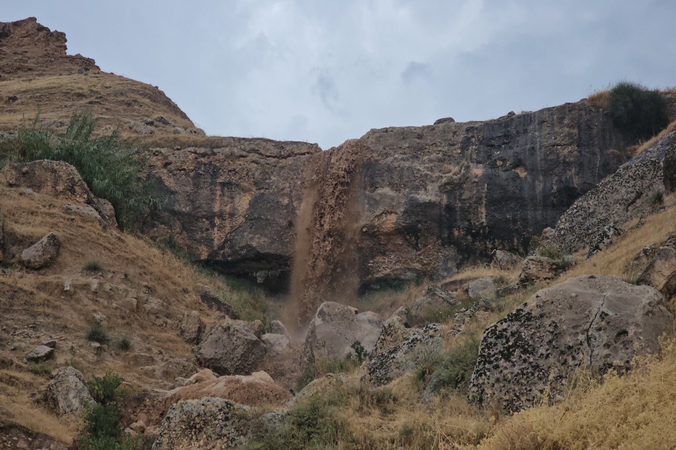 Cizre’de sağanak sele dönüştü, yollar göle döndü