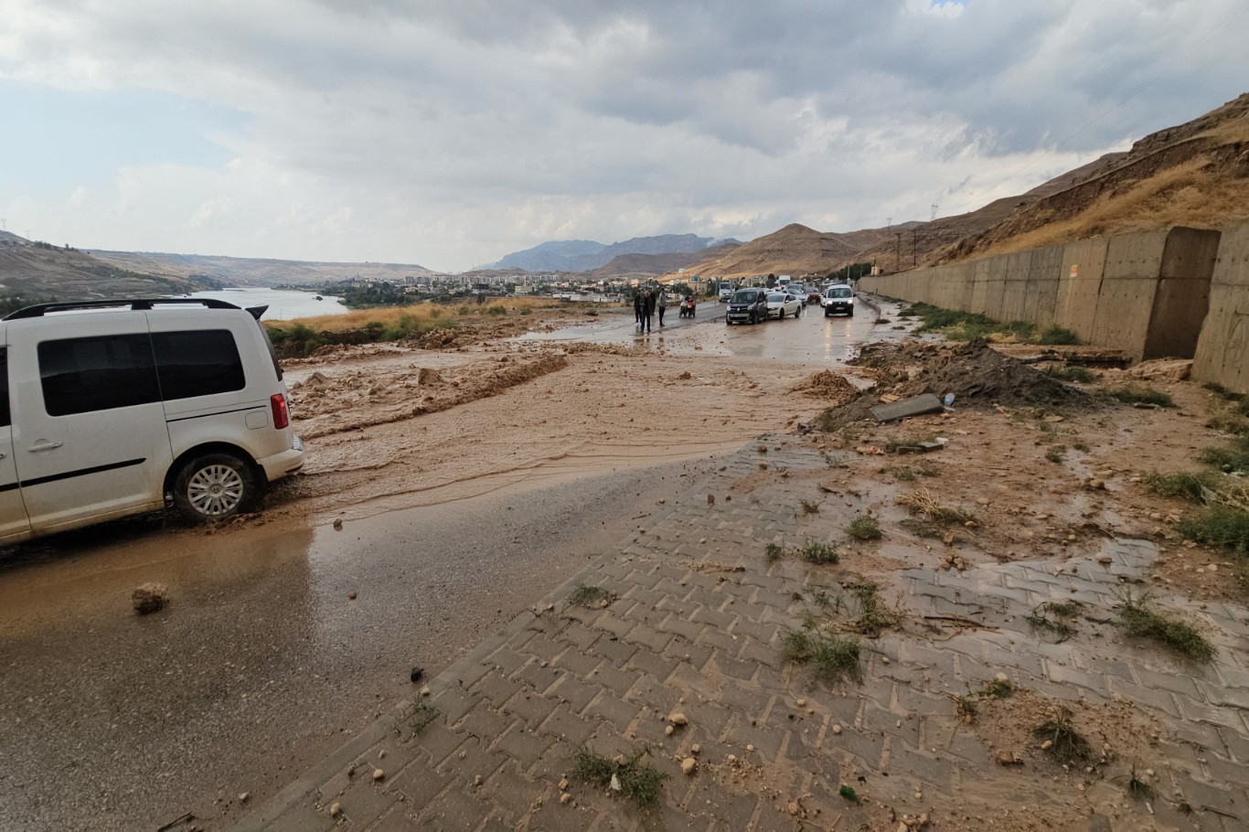 Cizre’de sağanak sele dönüştü, yollar göle döndü