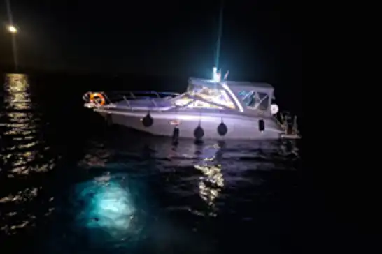 Muğla'da kayalıklara çarpan teknedeki 2 kişi kurtarıldı