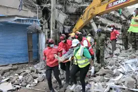 انتشال أول جثة من تحت أنقاض مبنى منهار في نيروبي بعد أسبوع من الحادث