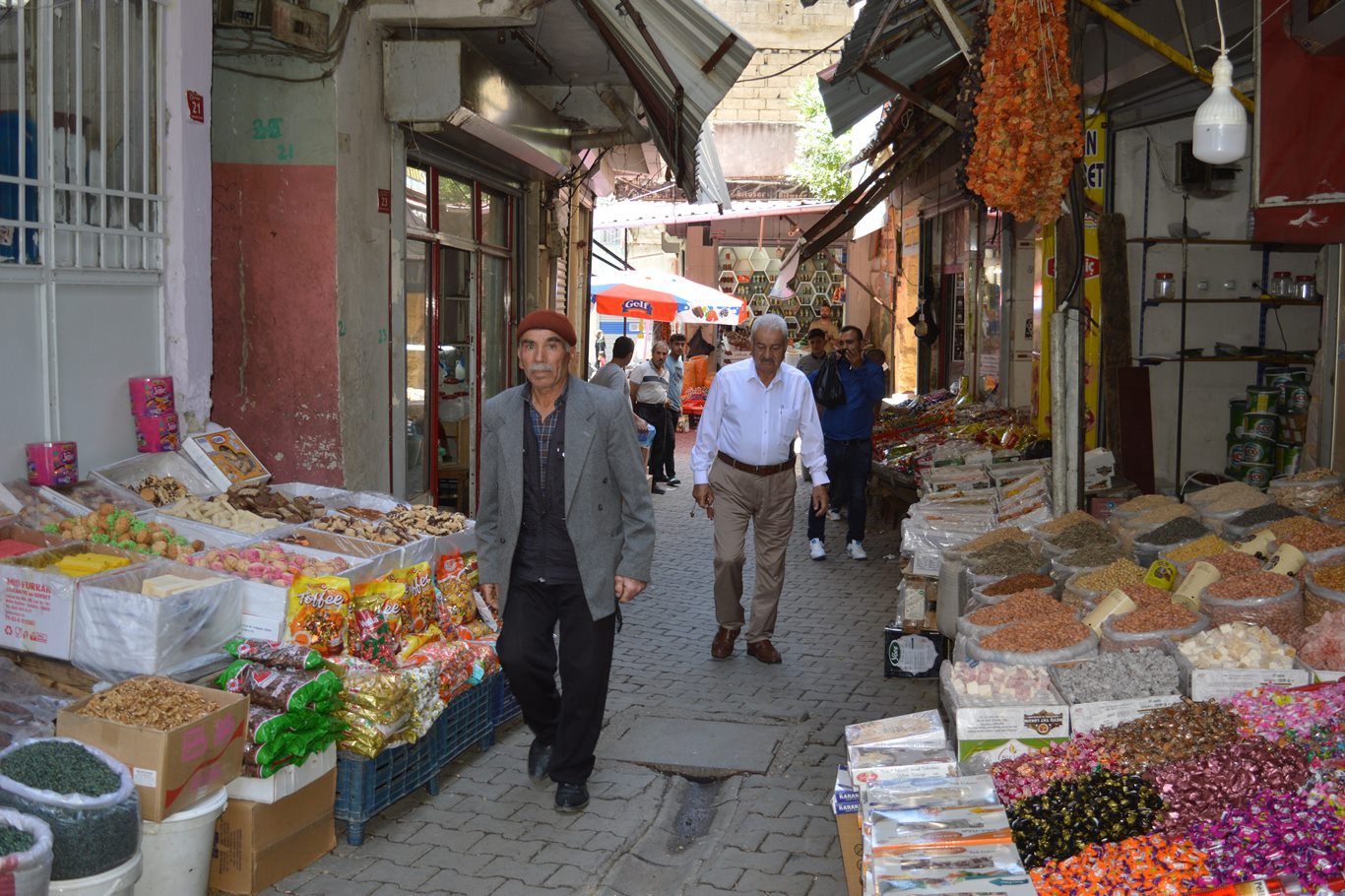 Karanfil: İsraf eden Allah’ın sevgisini kaybeder, savurganlık şeytanların dostluğudur