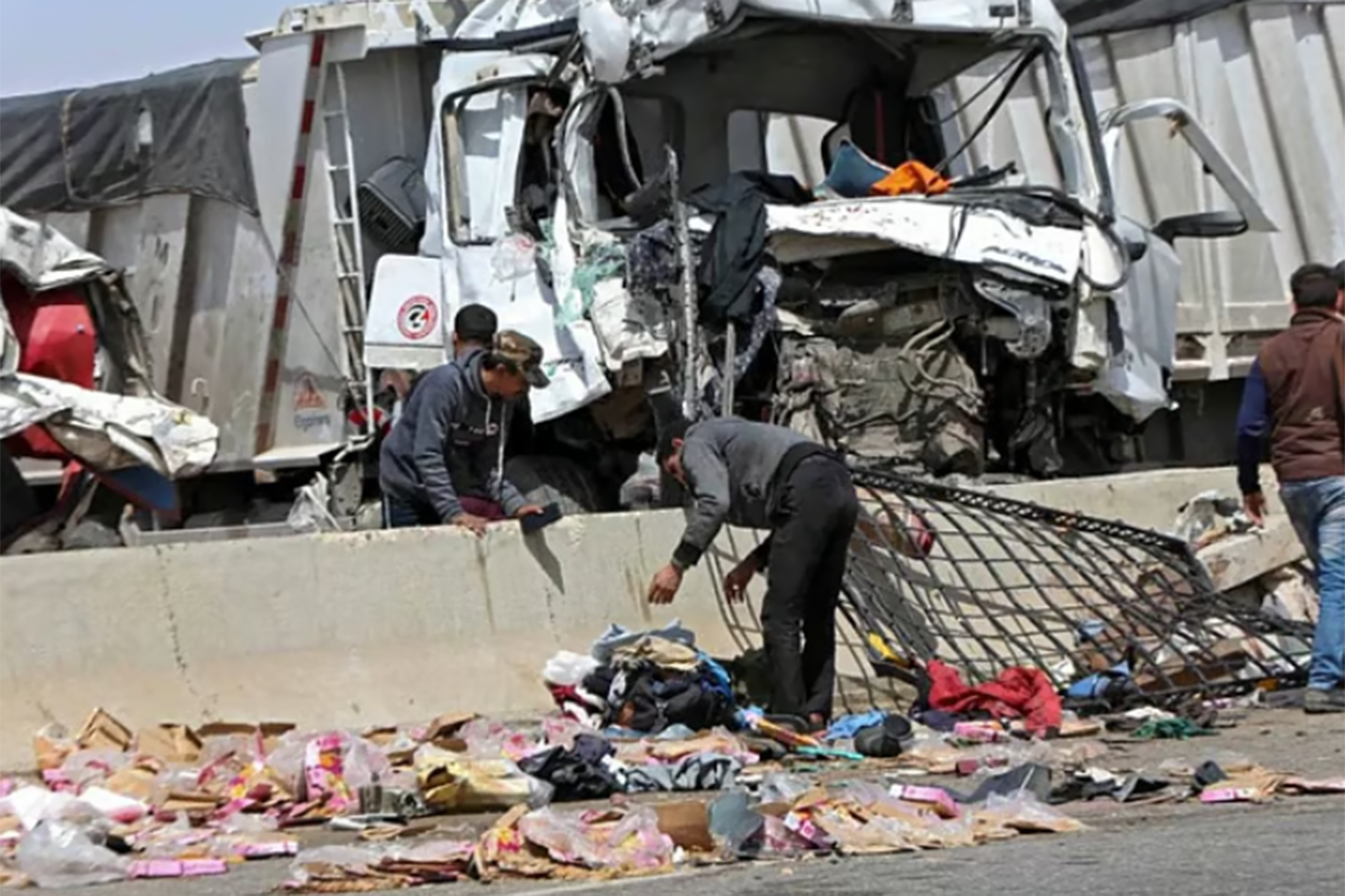 Mısır'da minibüs ile tır çarpıştı: 10 ölü, 24 yaralı
