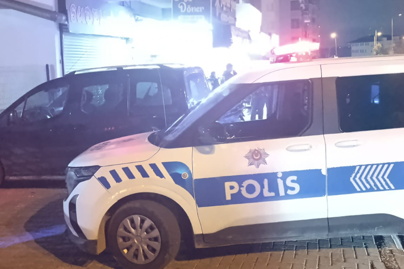Gaziantep’in Şehitkamil ilçesinde bulunan bir döner işletmesinin ustası, silahlı saldırıda ayağından yaralandı.