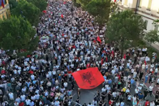 Arnavutluk'ta öğrenci protestoları büyüyerek devam ediiyor