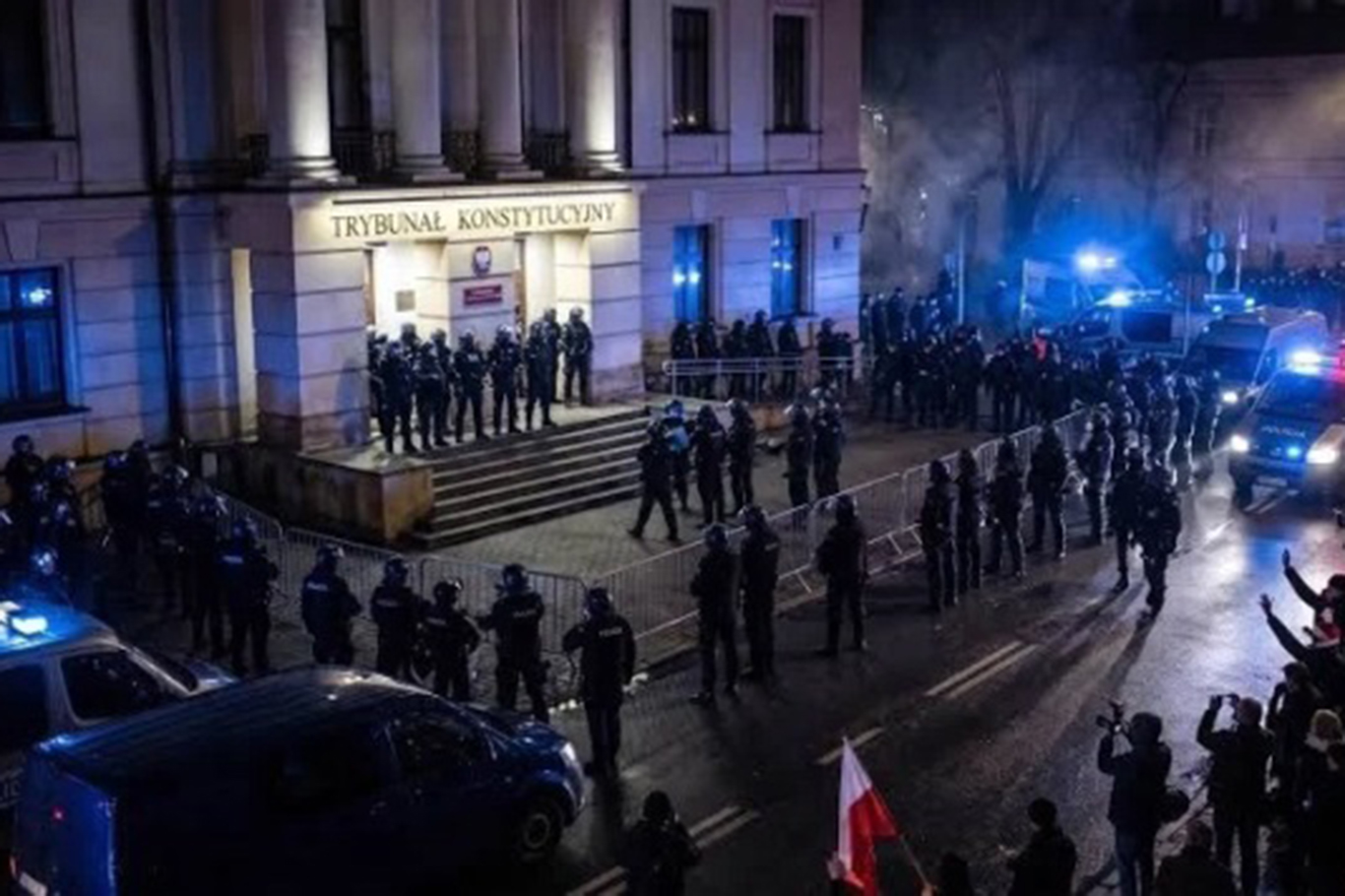 Polonya'da Anayasa Mahkemesi krizi büyüyor
