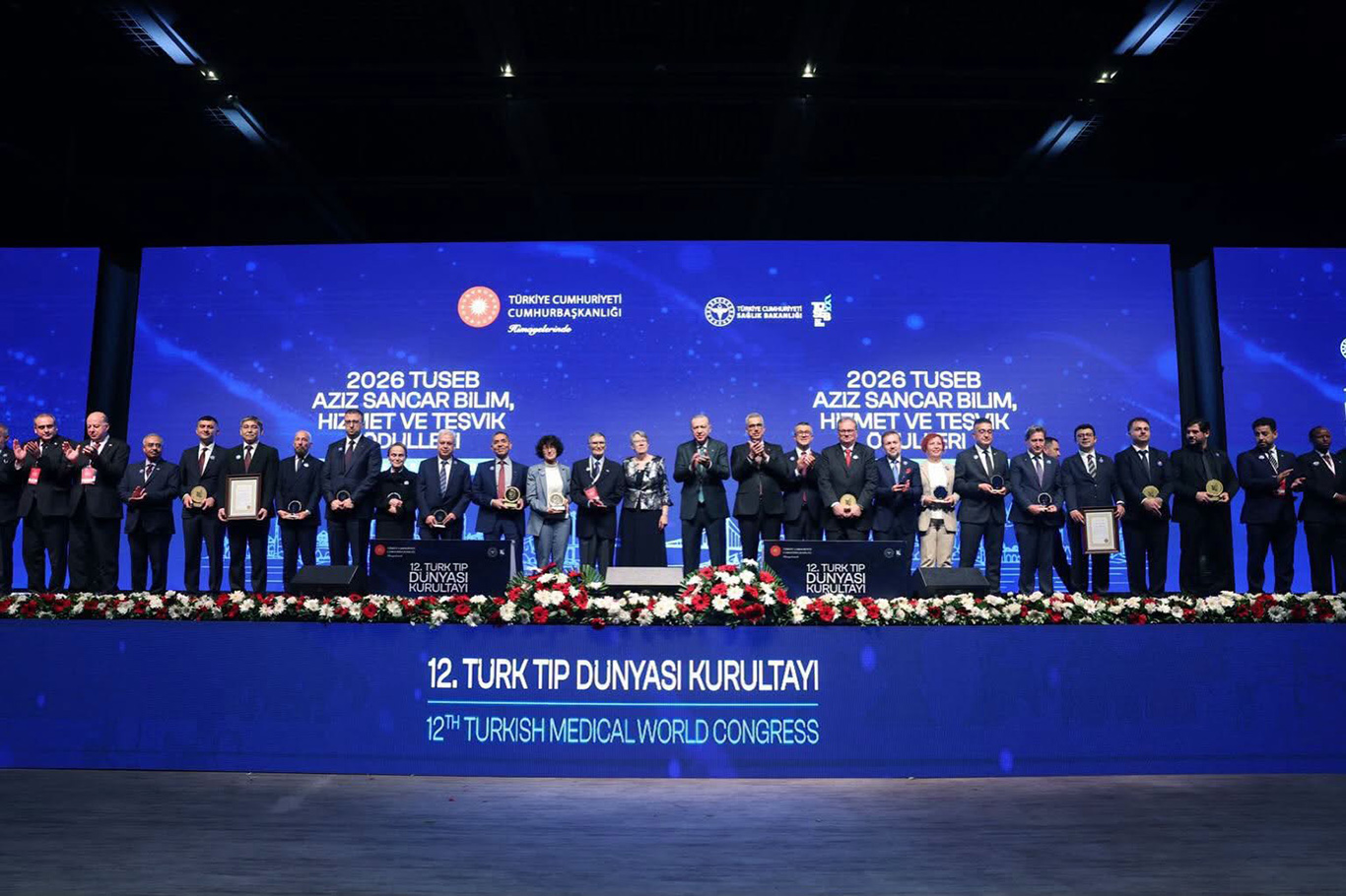 Prof. Dr. Yılmaz'ın karaciğer naklindeki başarısı ödülle taçlandı