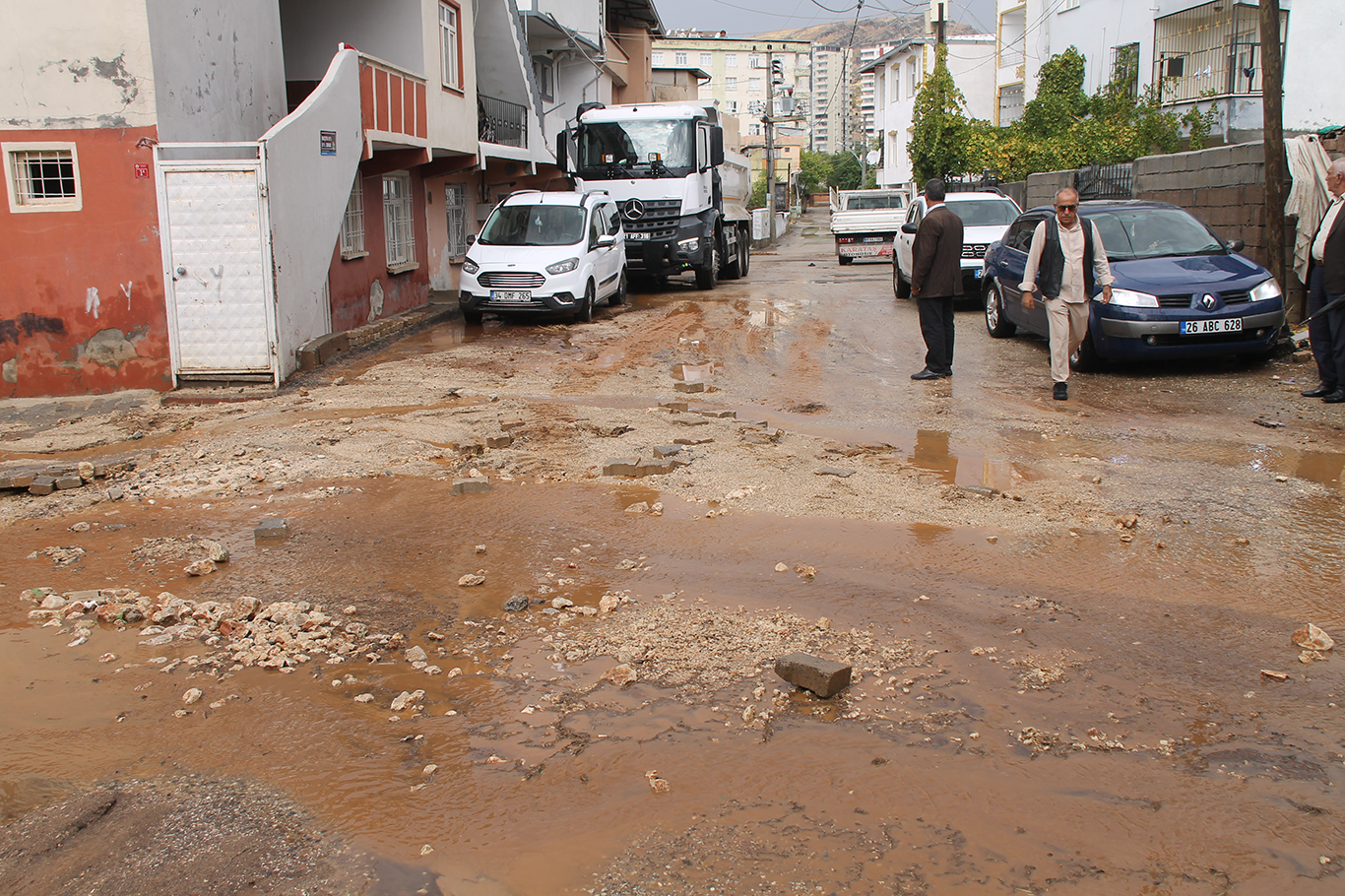 HÜDA PAR'dan Silvan Belediyesi'ne yol tepkisi: Halkın uyarılarına rağmen parke taşı döşendi