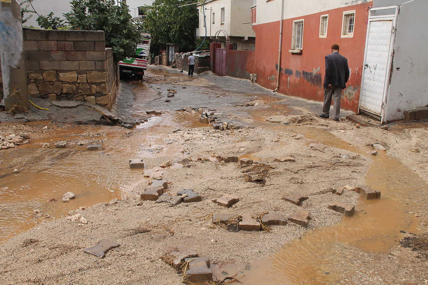 HÜDA PAR'dan Silvan Belediyesi'ne yol tepkisi: Halkın uyarılarına rağmen parke taşı döşendi