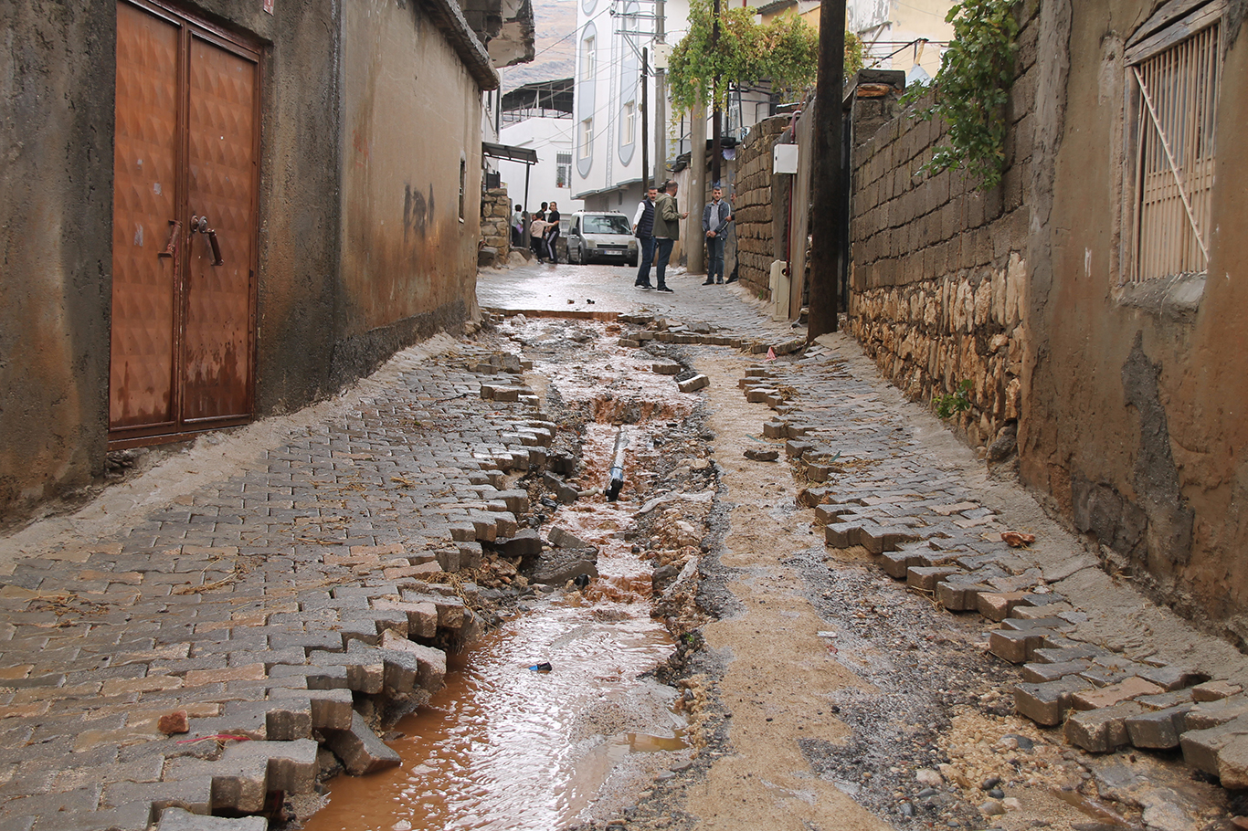 HÜDA PAR'dan Silvan Belediyesi'ne yol tepkisi: Halkın uyarılarına rağmen parke taşı döşendi