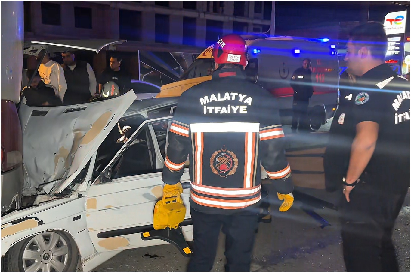 Malatya'da otomobil ile yolcu otobüsü çarpıştı: 3 yaralı