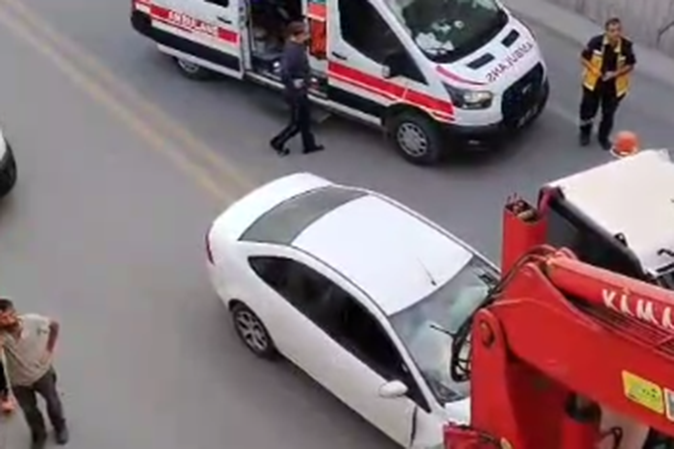 Malatya'da vinç yüklü kamyon köprüye çarptı: 2 yaralı