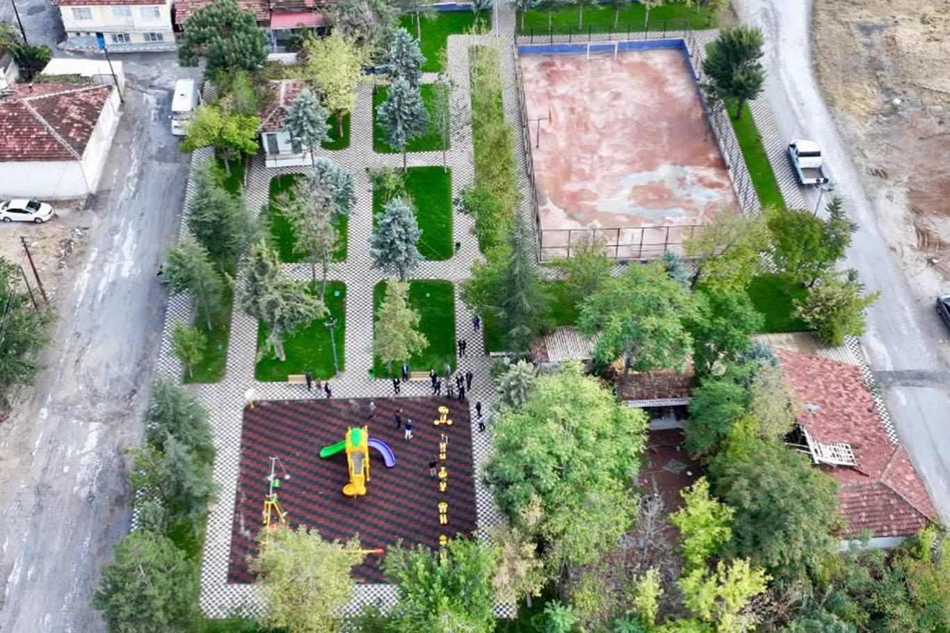 Yeşilyurt Belediyesi ilçedeki tüm parklarda yenileme çalışması başlattı  