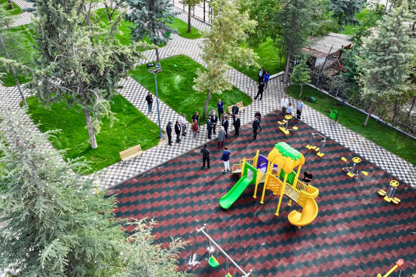 Yeşilyurt Belediyesi ilçedeki tüm parklarda yenileme çalışması başlattı  