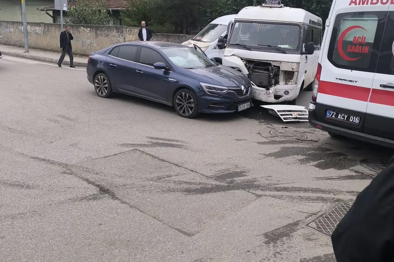 Batman'da minibüs ile otomobil çarpıştı: Bir yaralı
