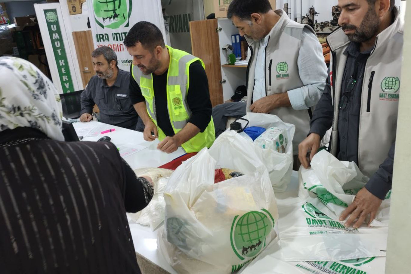 Şanlıurfa'da yüzlerce ihtiyaç sahibi aileye gıda desteği