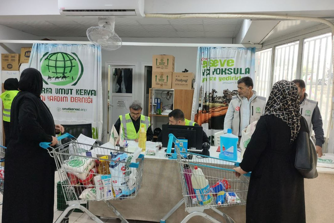 Şanlıurfa'da yüzlerce ihtiyaç sahibi aileye gıda desteği