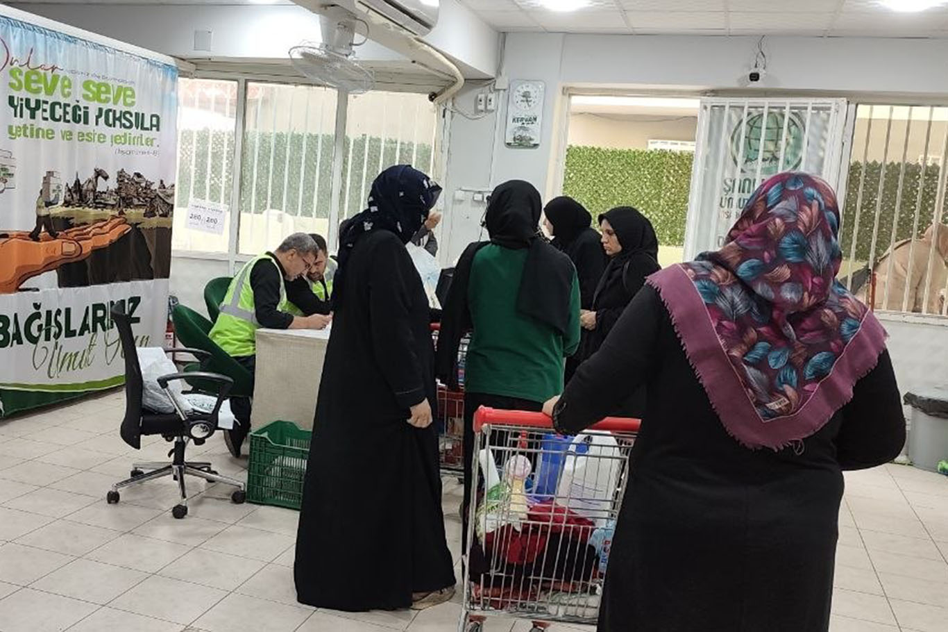 Şanlıurfa'da yüzlerce ihtiyaç sahibi aileye gıda desteği