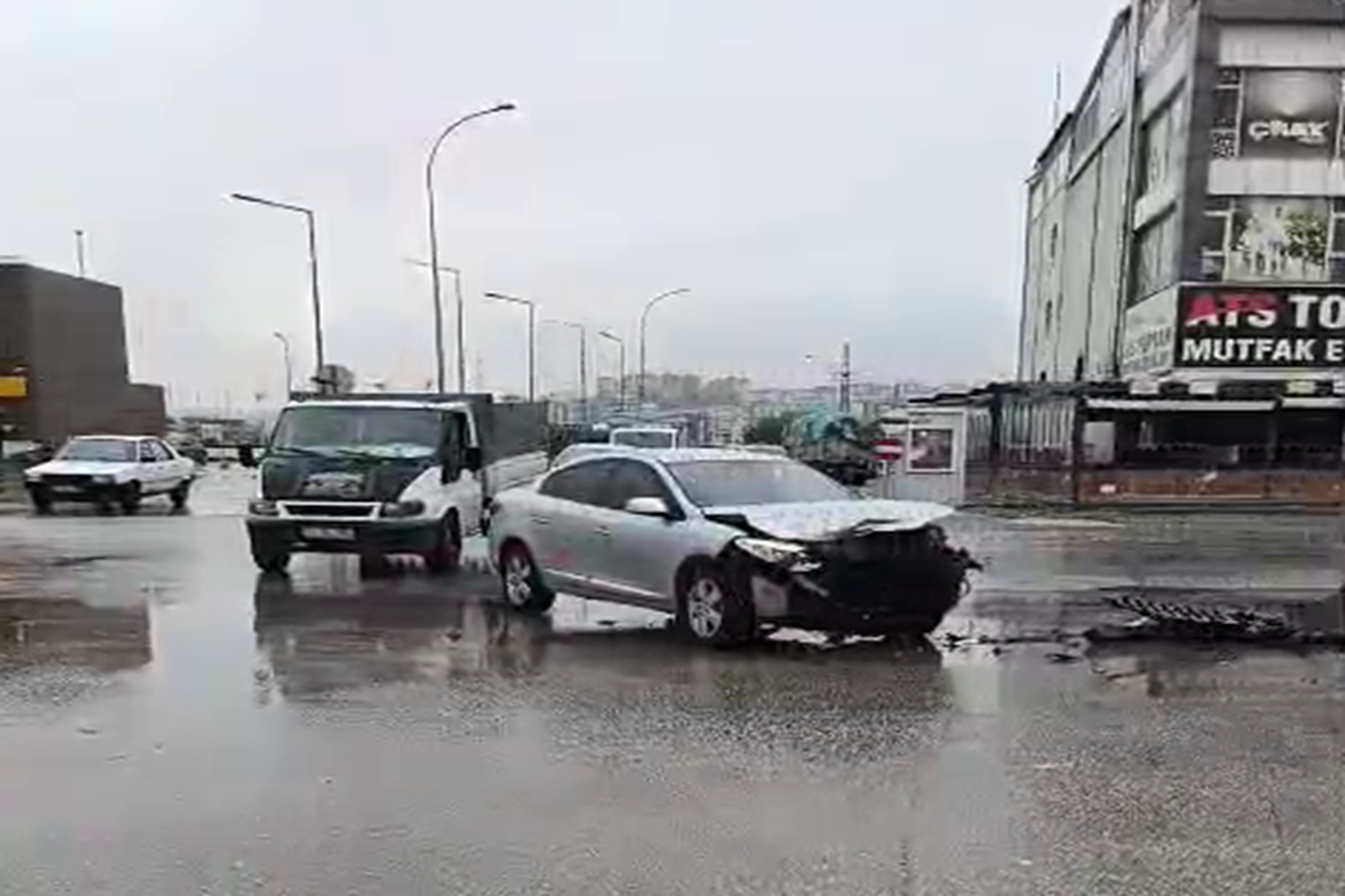 Gaziantep'te yağış nedeniyle maddi hasarlı kaza