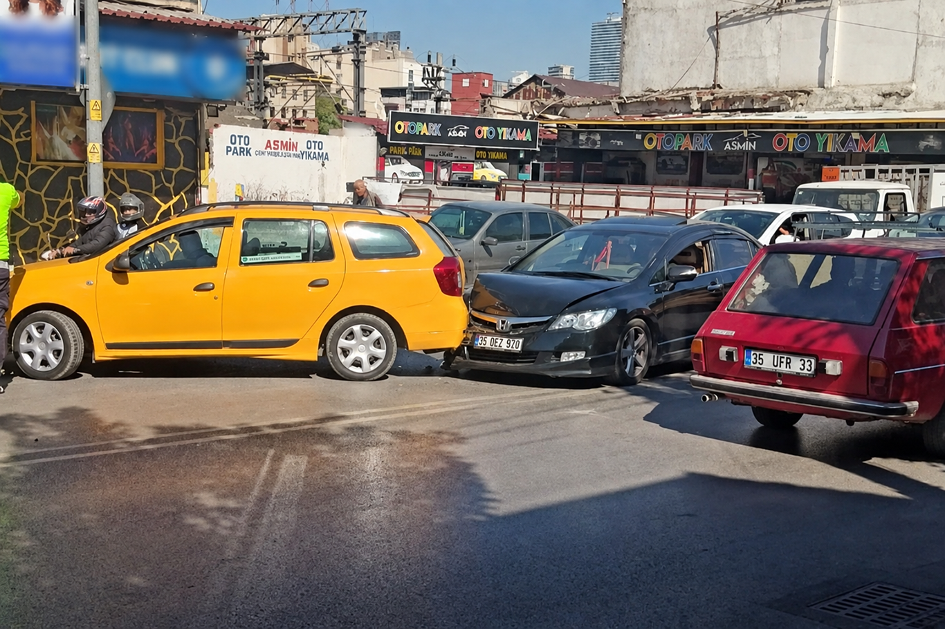İzmir'de maddi hasarlı kaza