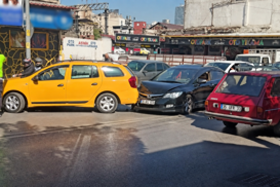 İzmir'de maddi hasarlı kaza
