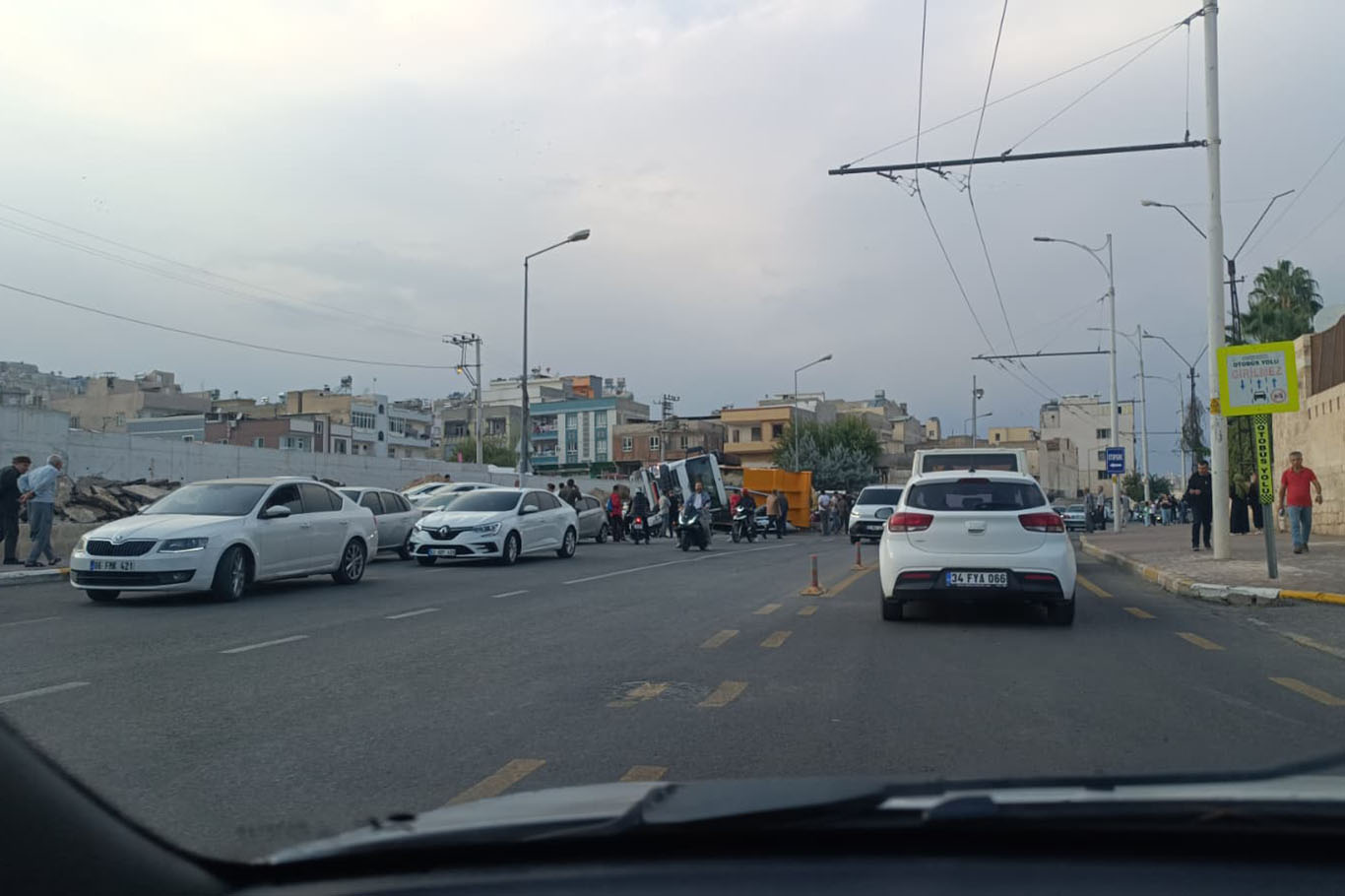 Şanlıurfa'da hafriyat kamyonu park halindeki otomobilin üzerine devrildi