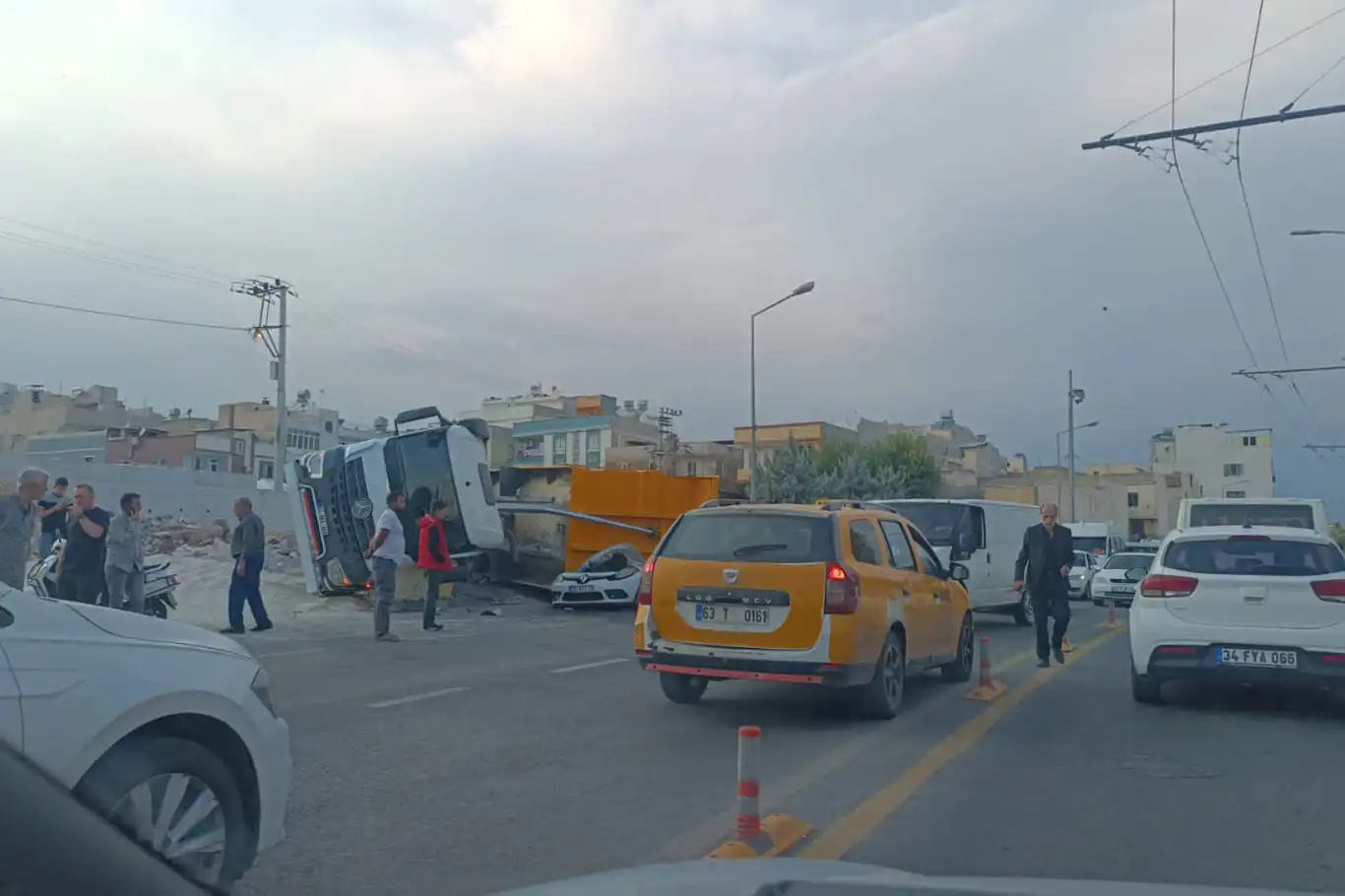 Şanlıurfa'da hafriyat kamyonu park halindeki otomobilin üzerine devrildi