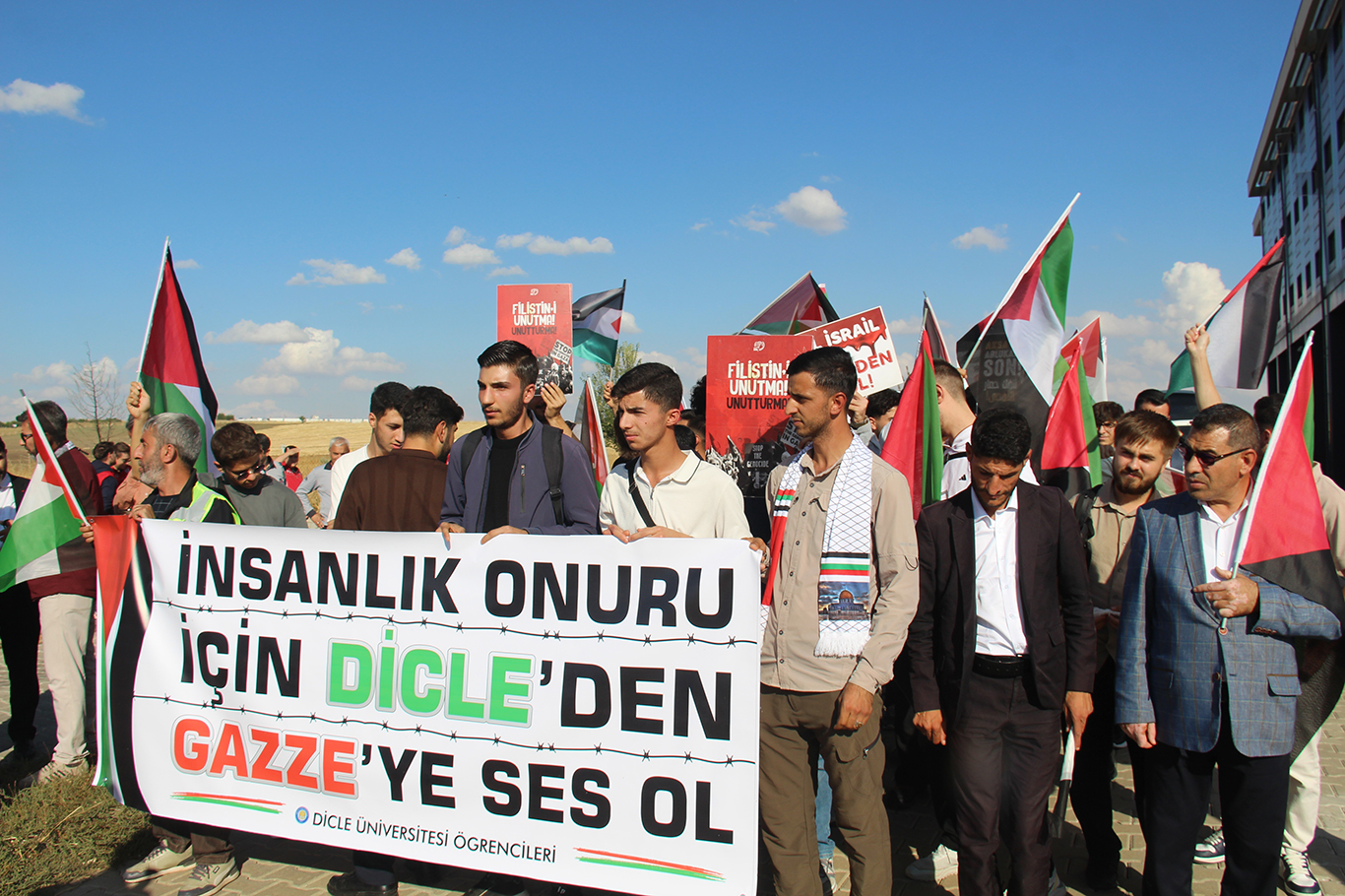 Aksa Tufanı'nın 3'üncü yıl dönümünde üniversiteli gençler Gazze için yürüdü