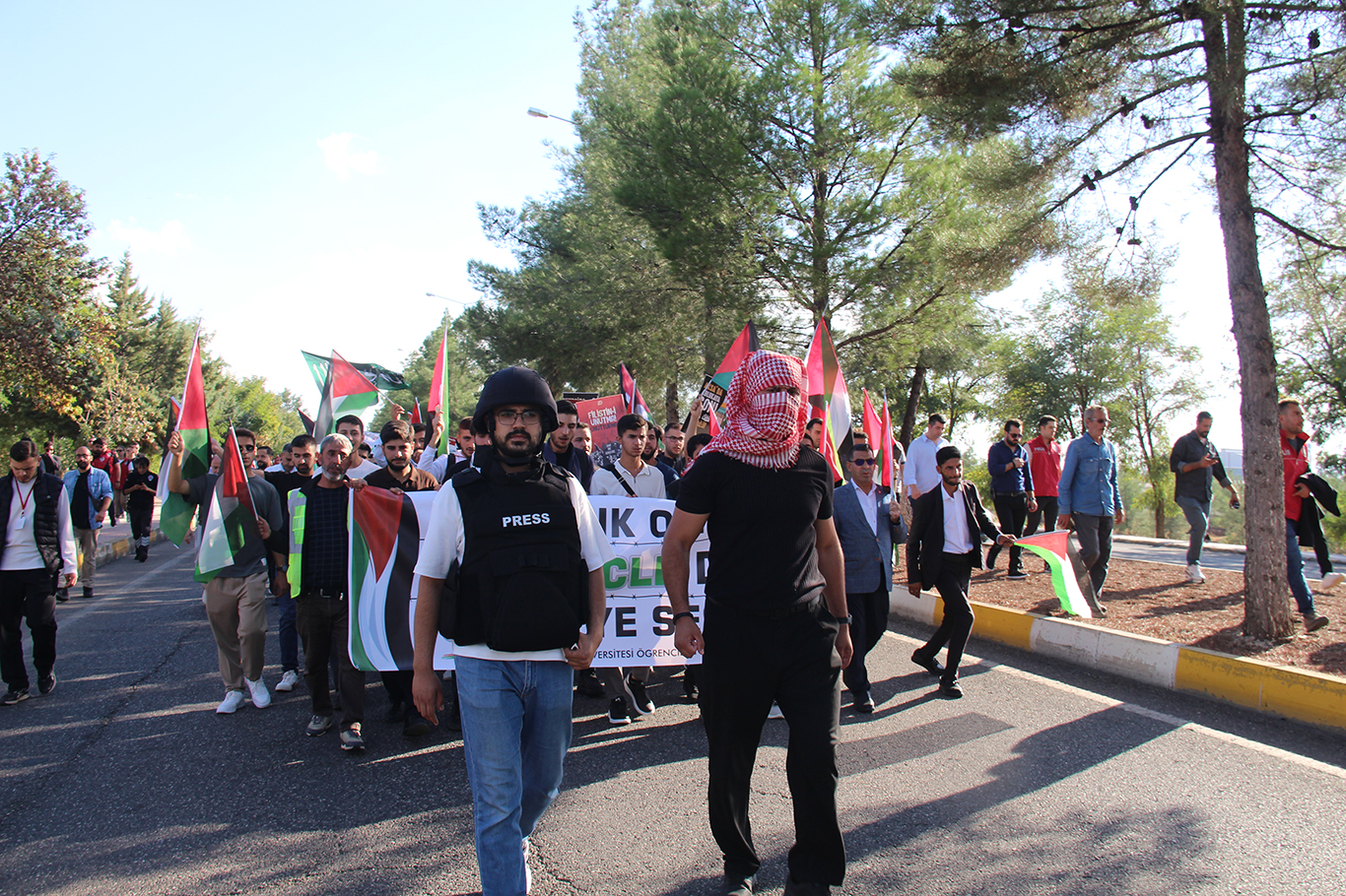 Aksa Tufanı'nın 3'üncü yıl dönümünde üniversiteli gençler Gazze için yürüdü