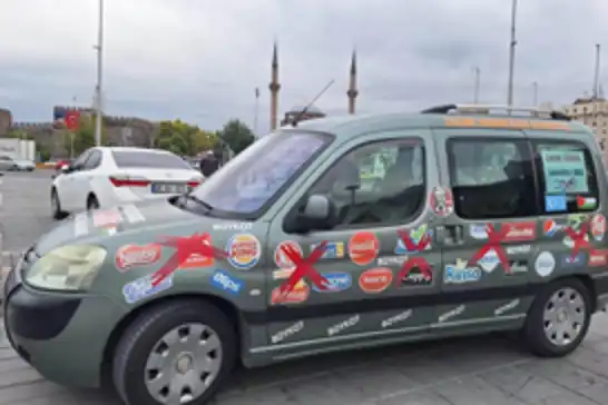 Boykot ürünlerinin çıkartmalarıyla Türkiye'yi dolaşıp farkındalık oluşturuyor