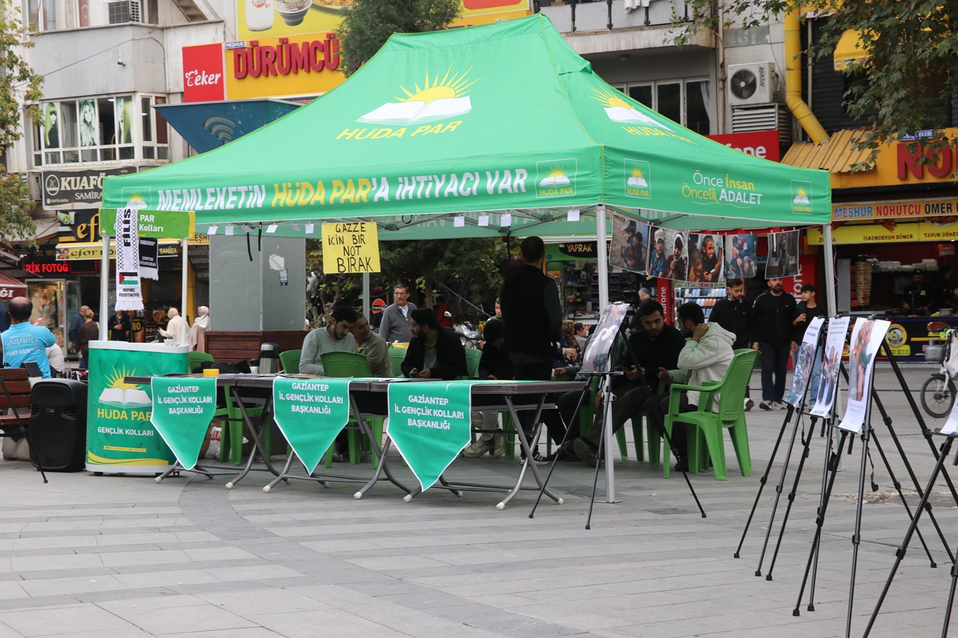 HÜDA PAR Gaziantep İl Gençlik Kollarından Gazze için farkındalık standı