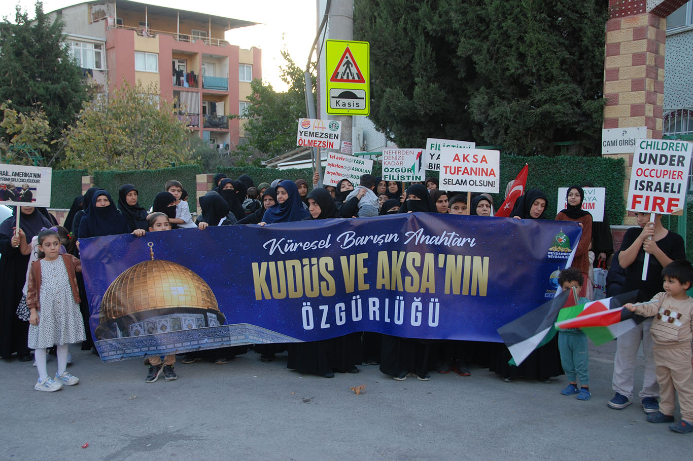 İzmir'de Aksa Tufanı'nın yıl dönümünde Gazze'ye destek açıklaması