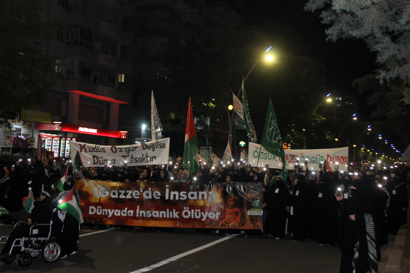 Diyarbakırlılar Aksa Tufanı'nın 3'üncü yıldönümünde Gazze için meydanlardaydı