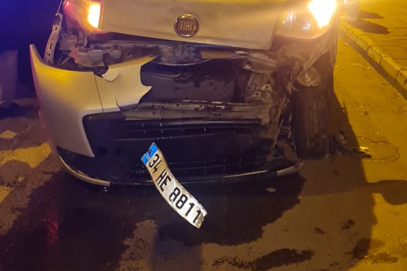 Batman'da hafif ticari araç ile otomobil çarpıştı: 3 yaralı