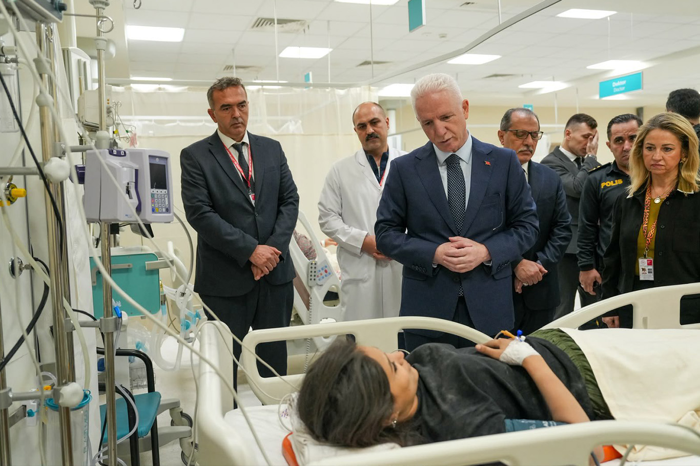 Vali Gül, Maltepe'de çöken binadan yaralı kurtarılan vatandaşları ziyaret etti
