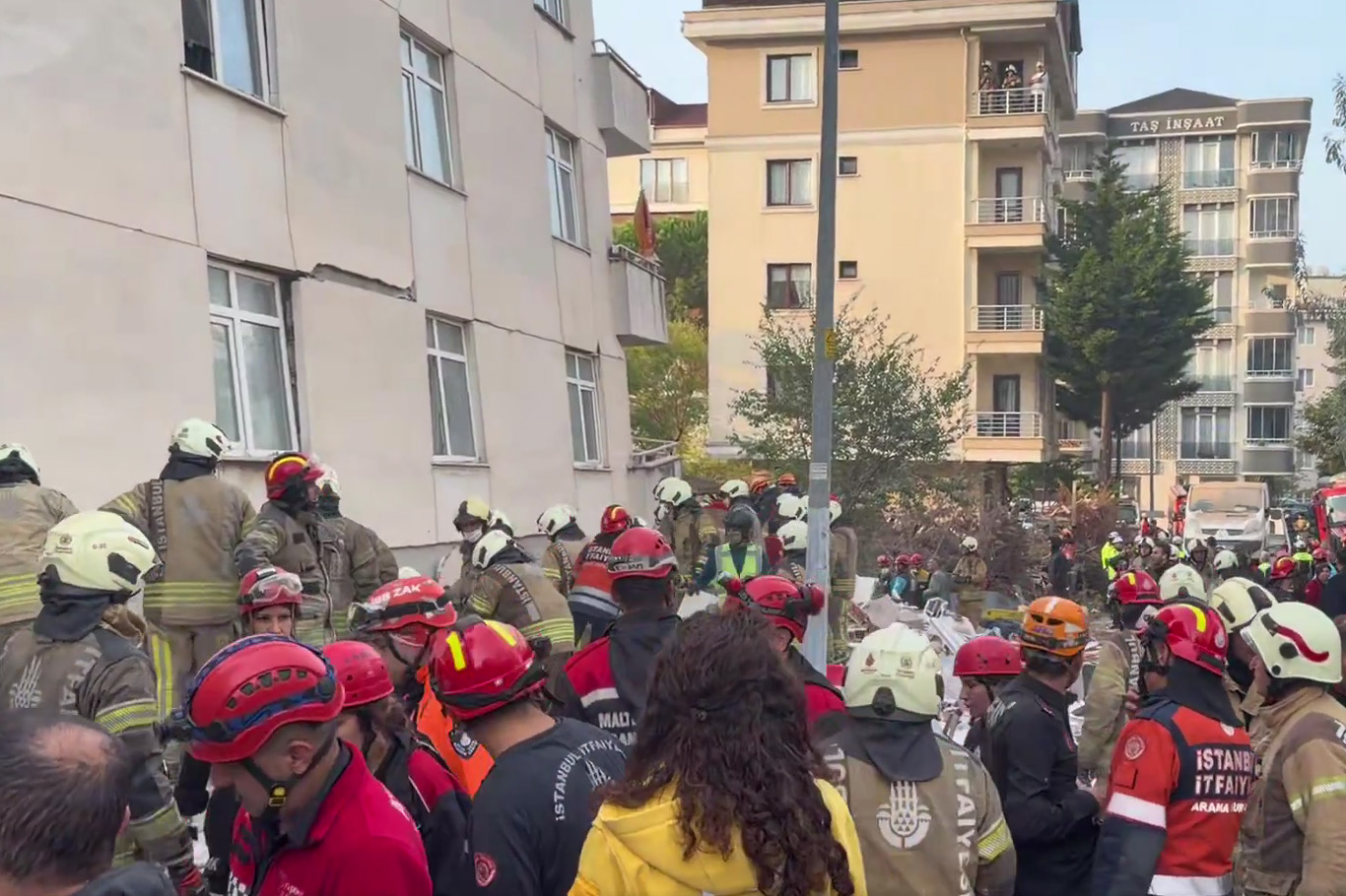 Maltepe'de çöken binada arama çalışmaları sürüyor: 2 kişi hayatını kaybetti