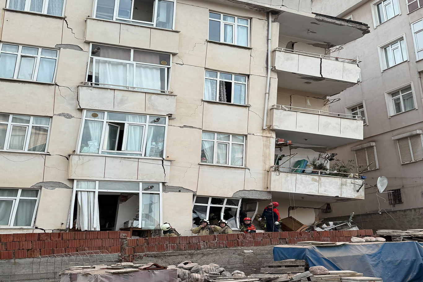 Maltepe'de çöken binada arama çalışmaları sürüyor: Bir kişi hayatını kaybetti