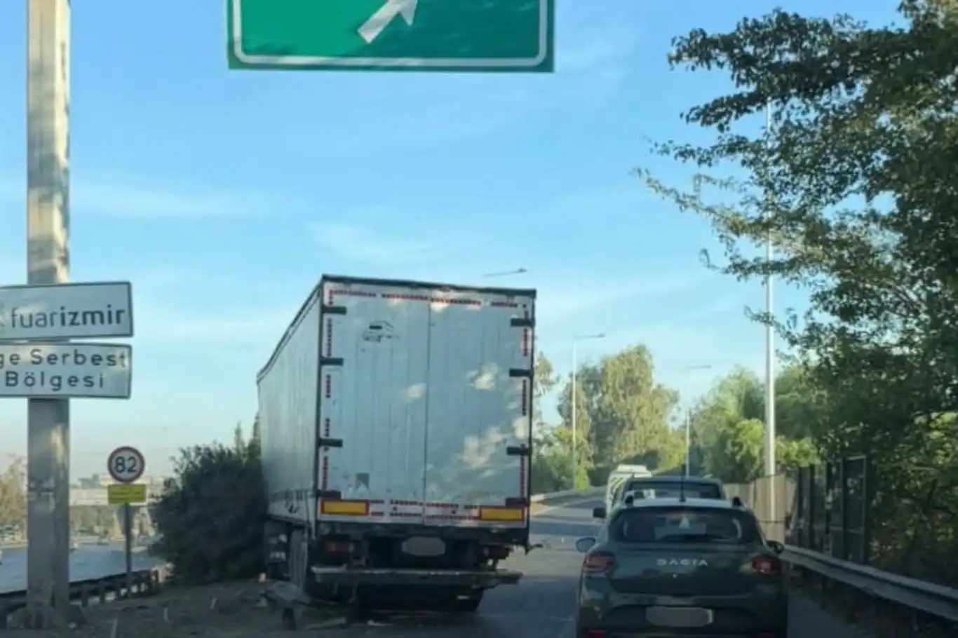 Gaziemir'de tır refüje girdi