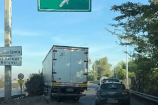 Gaziemir'de tır refüje girdi