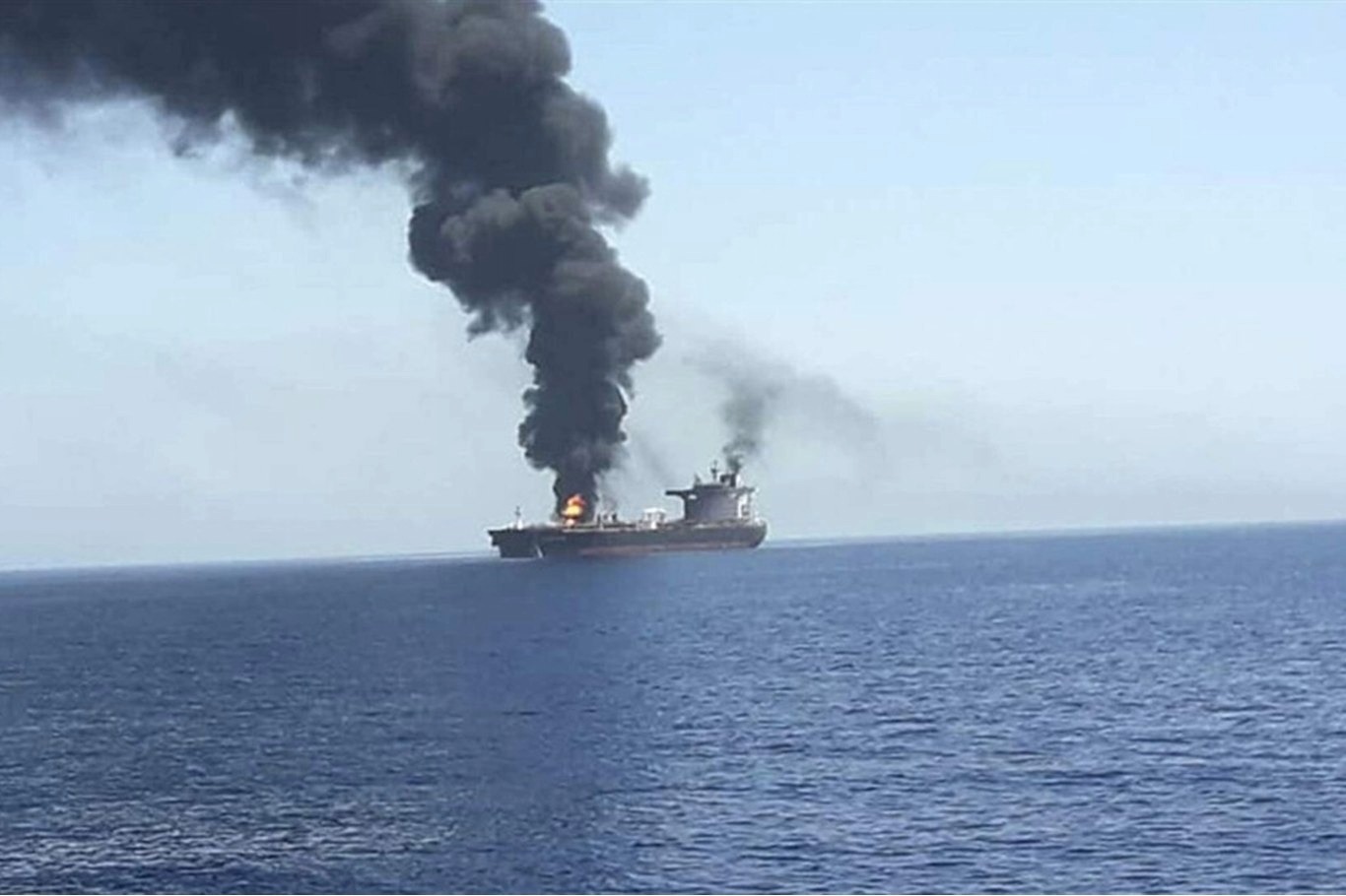 استهداف ناقلة نفط قبالة سواحل قطر وسقوط ضحايا