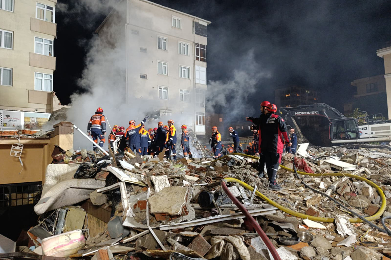 Maltepe’de çöken binanın kontrollü yıkımı sürüyor