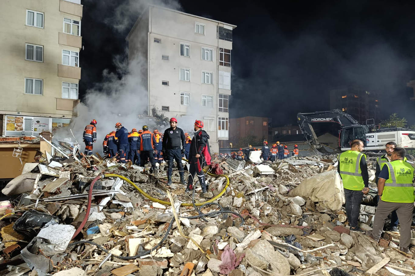 Maltepe’de çöken binada kontrollü yıkım sürüyor