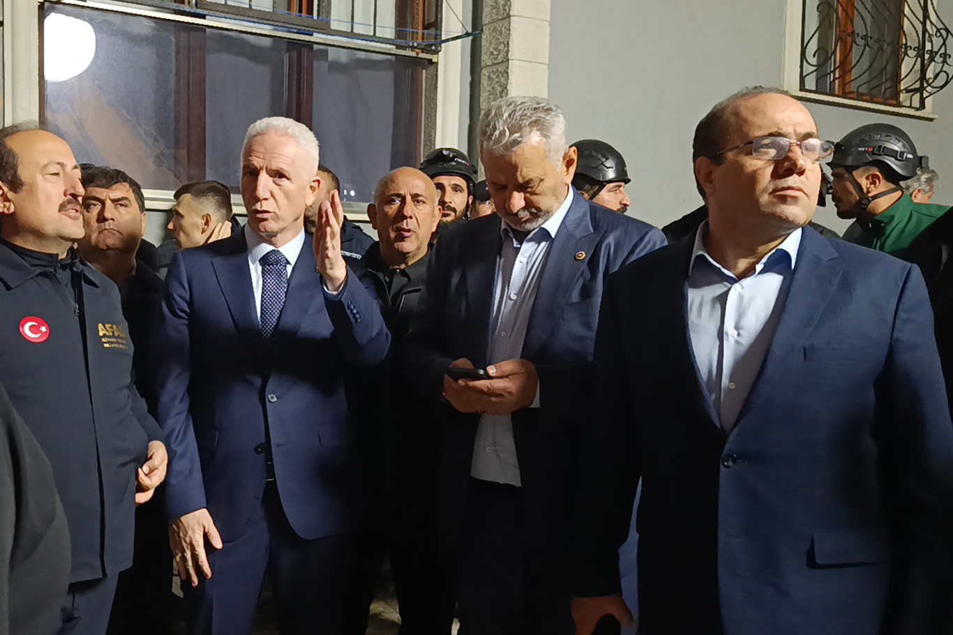 Maltepe’de çöken binanın kontrollü yıkımı sürüyor