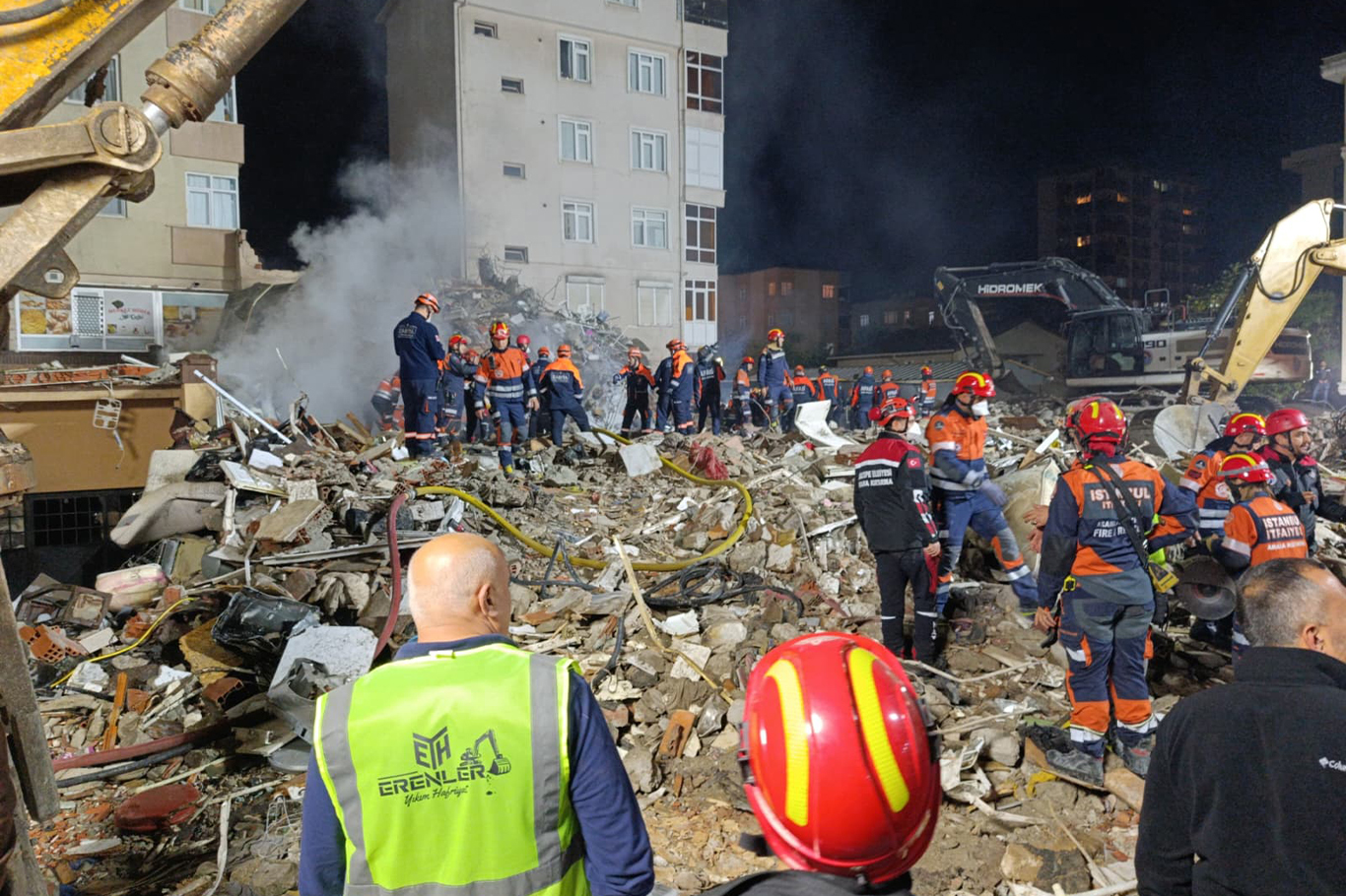 Maltepe’de çöken binanın kontrollü yıkımı sürüyor