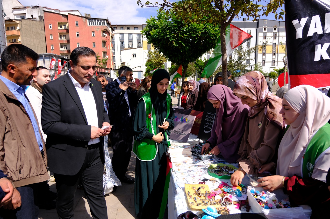 HÜDA PAR Milletvekili Serkan Ramanlı Yüksekova kermes ziyareti